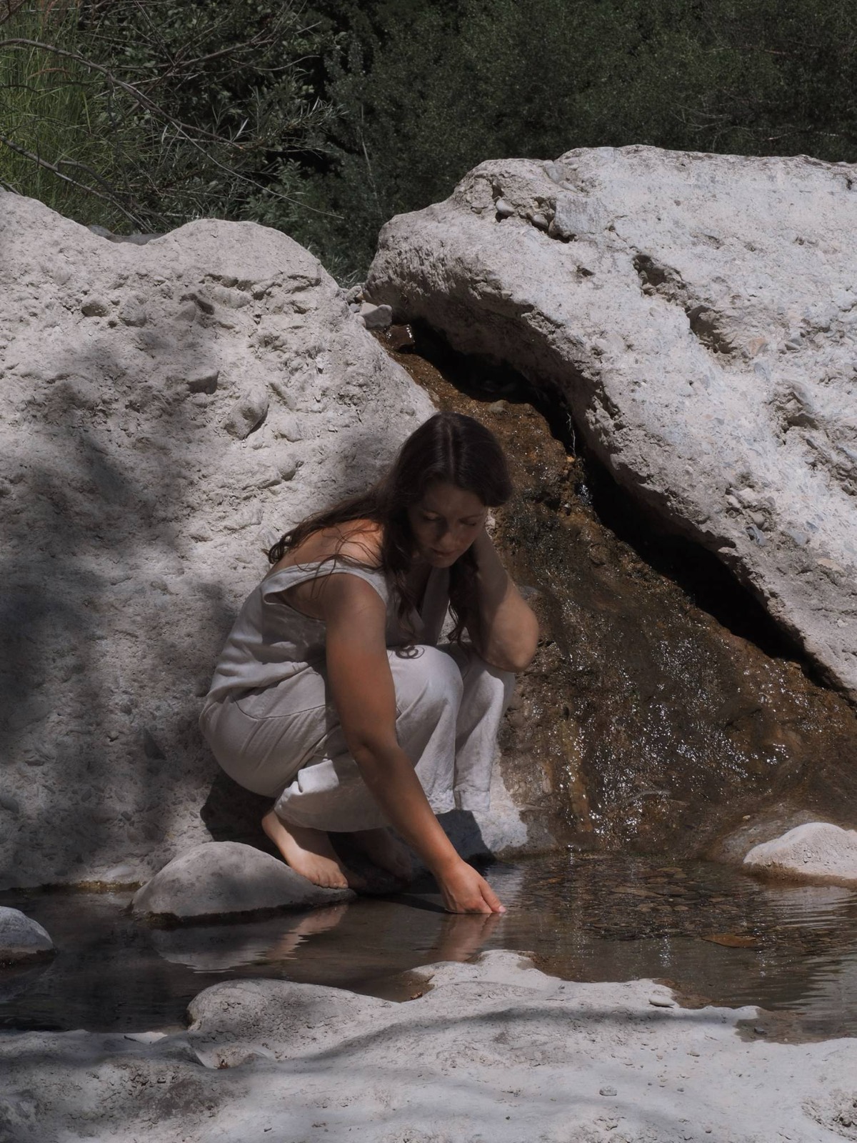 Claire au bord d'une rivière